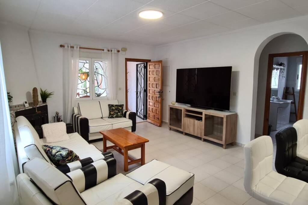 Tropical Paradise Villa In Torrevieja Exterior photo