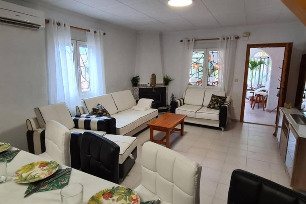 Tropical Paradise Villa In Torrevieja Exterior photo